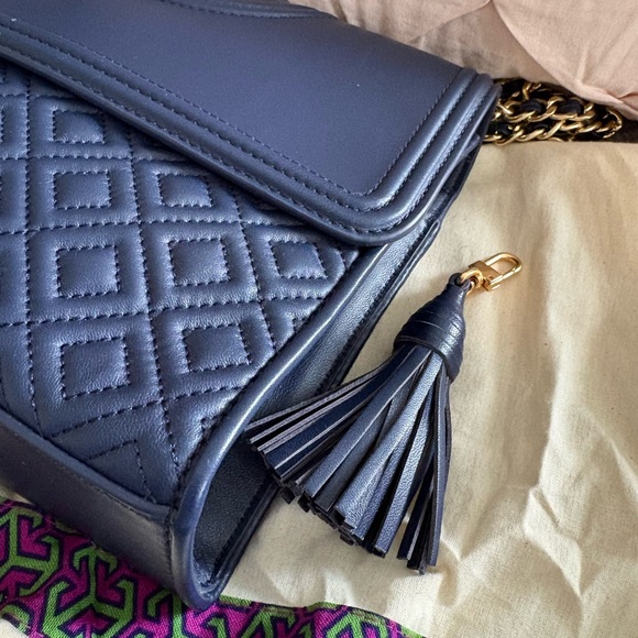Tory Burch Navy Quilted Shoulder Bag with Gold Chain - Medium Fleming Bag - Picture 8 of 14